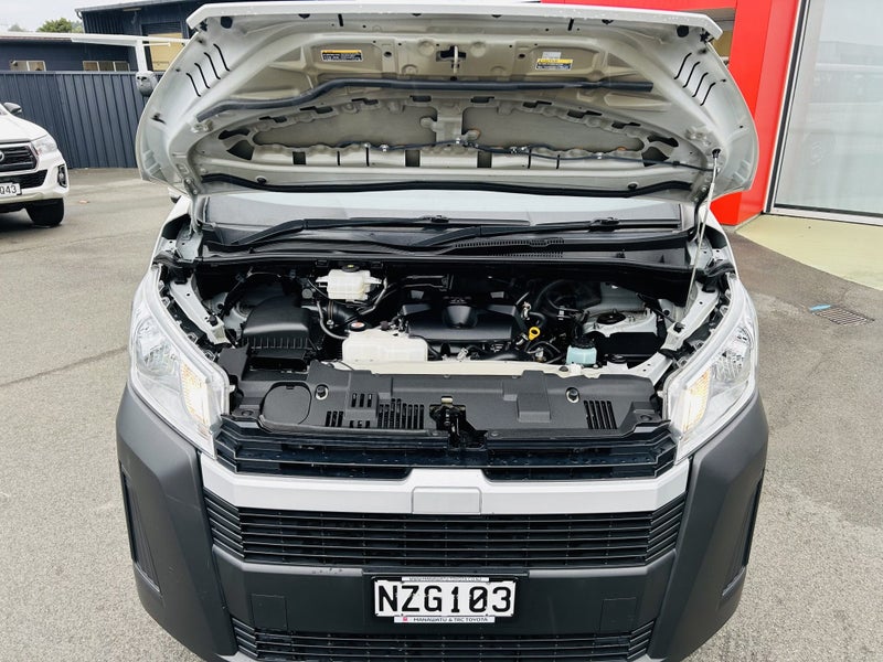 2021 Toyota Hiace ZR 2.8DT Automatic RWD Minibu... image 3
