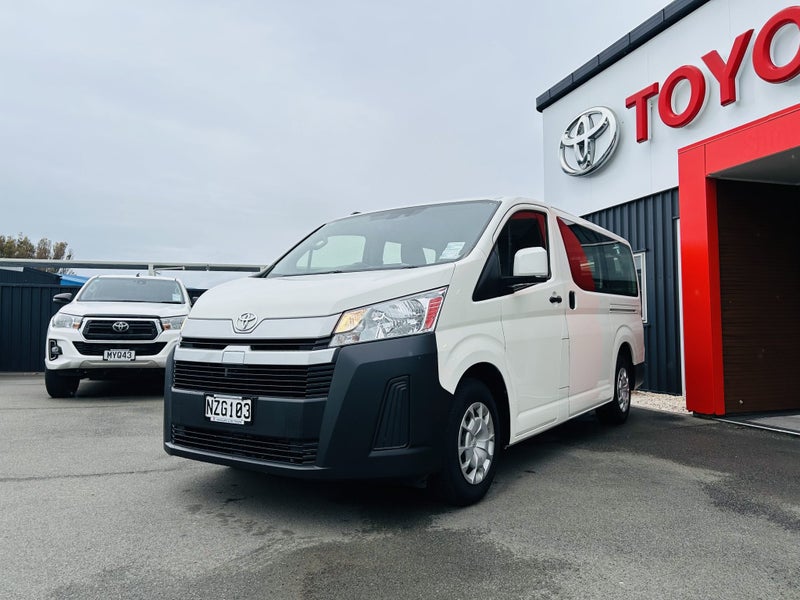 2021 Toyota Hiace ZR 2.8DT Automatic RWD Minibu... image 5
