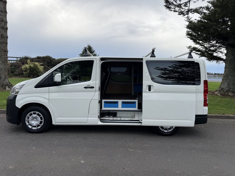 2021 Toyota Hiace ZR 2.8DT Manual RWD Van - Racks image 3