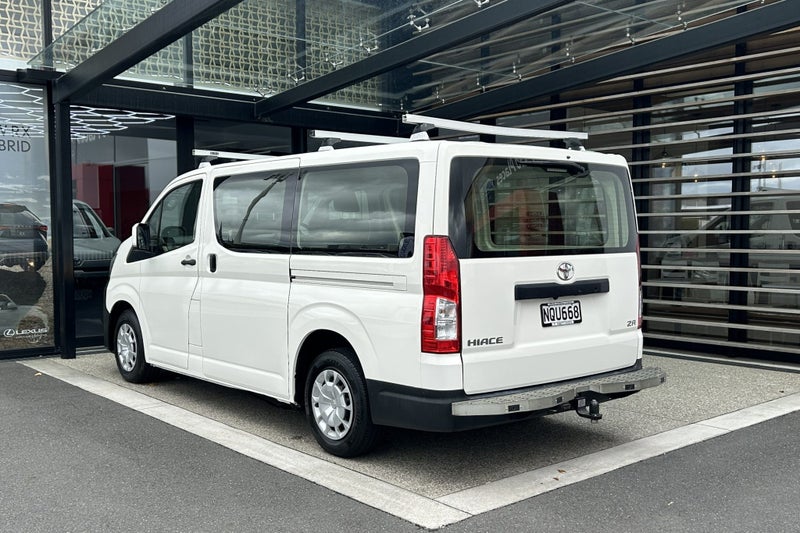 2021 Toyota Hiace ZR GVN 2.8 Turbo Diesel RWD Van image 2