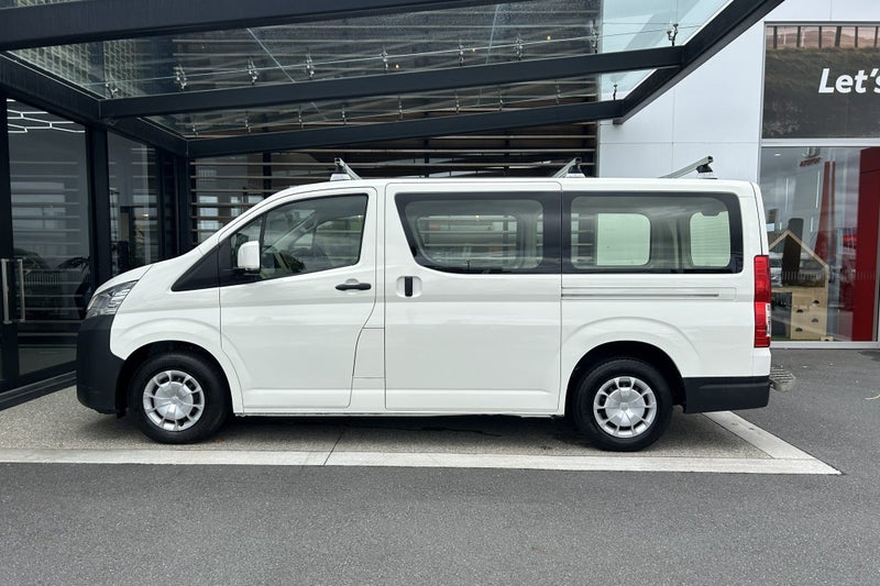 2021 Toyota Hiace ZR GVN 2.8 Turbo Diesel RWD Van image 3