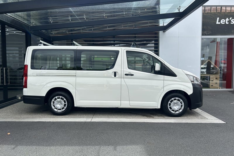 2021 Toyota Hiace ZR GVN 2.8 Turbo Diesel RWD Van image 5