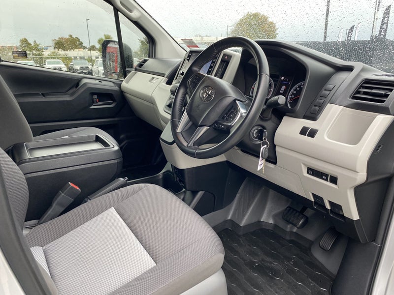 2021 Toyota Hiace ZX 2.8DT 6AT 10 Seater Minibus image 5