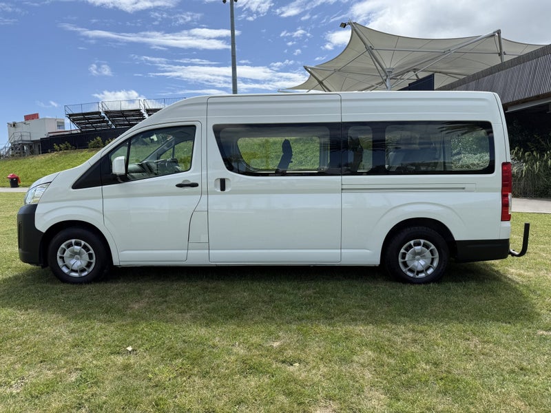 2021 Toyota Hiace ZX 2.8DT Automatic RWD Minibu... image 4