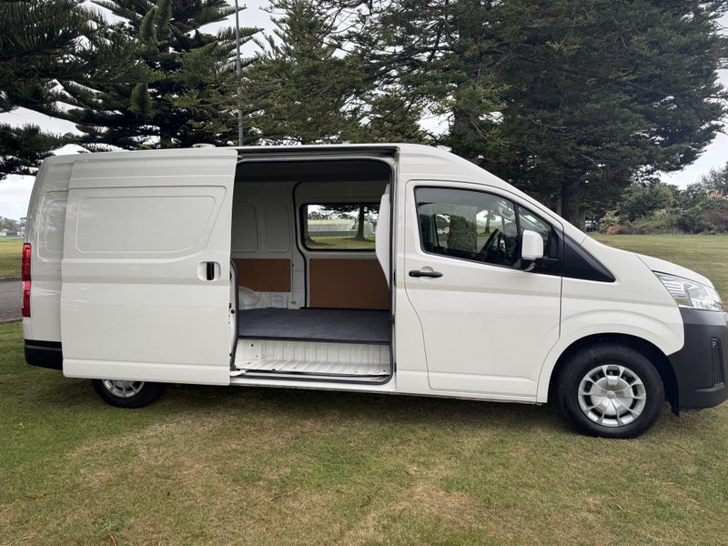 2021 Toyota Hiace ZX 2.8DT Automatic RWD Van image 5