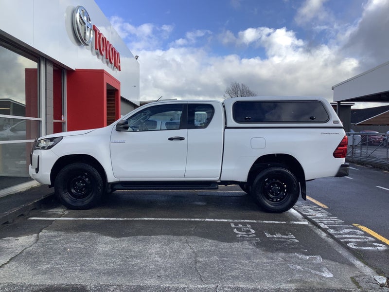 2021 Toyota Hilux SR 2.8DT 6AT 2WD ECW Extra Cab image 3