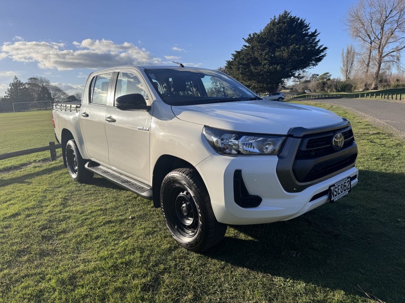 2021 Toyota Hilux SR 2.8DT Automatic 2WD Double... image 3