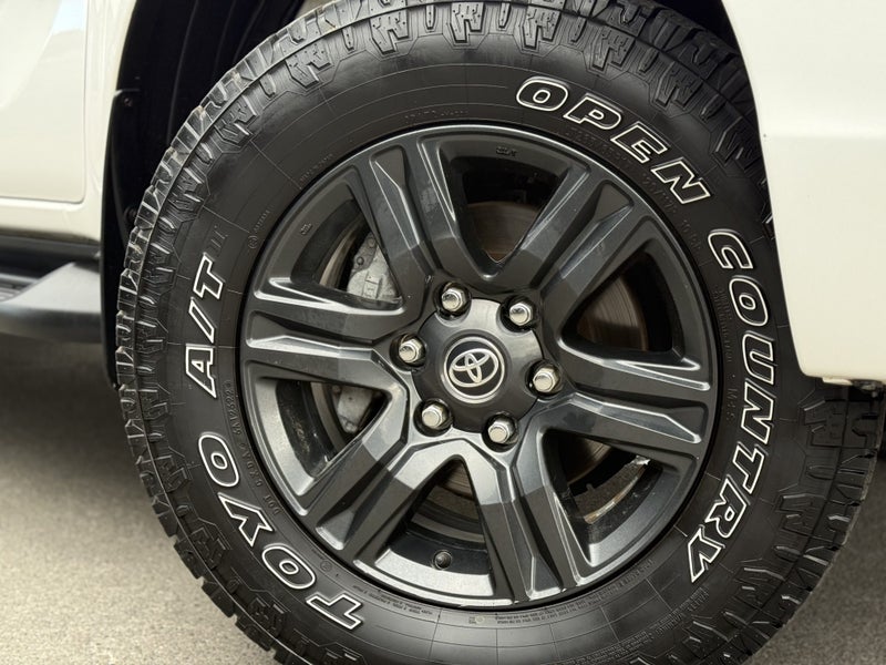 2021 Toyota Hilux SR5 2.8DT 6AT 4WD - CERTIFIED image 2