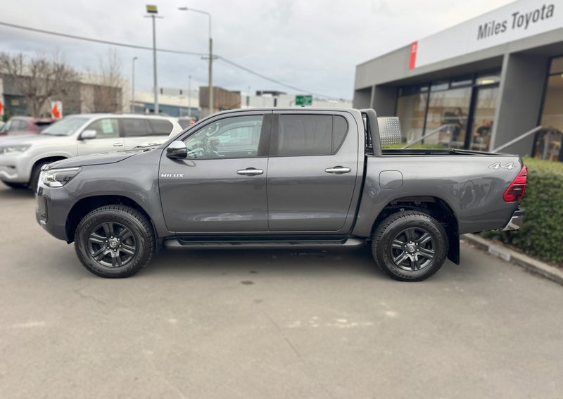 2021 Toyota Hilux SR5 4WD, Push Start image 4