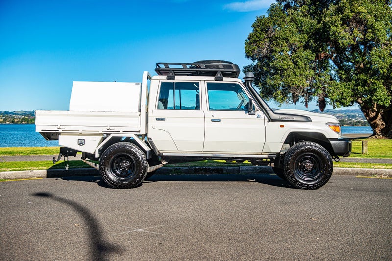 2021 Toyota Land Cruiser 70 LT 4.5DT Flat Deck image 3