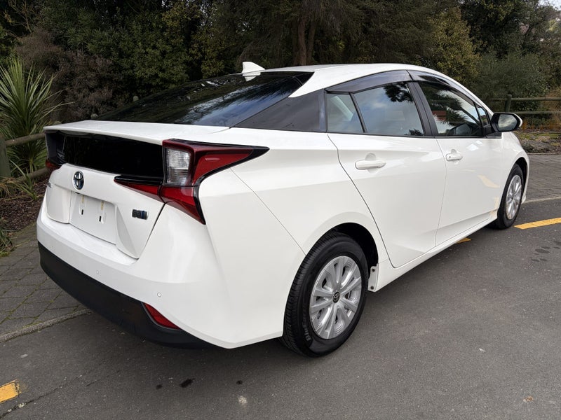 2021 Toyota Prius E image 4
