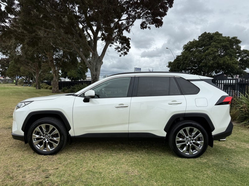 2021 Toyota RAV4 Limited 2.0P FWD Automatic SUV image 4
