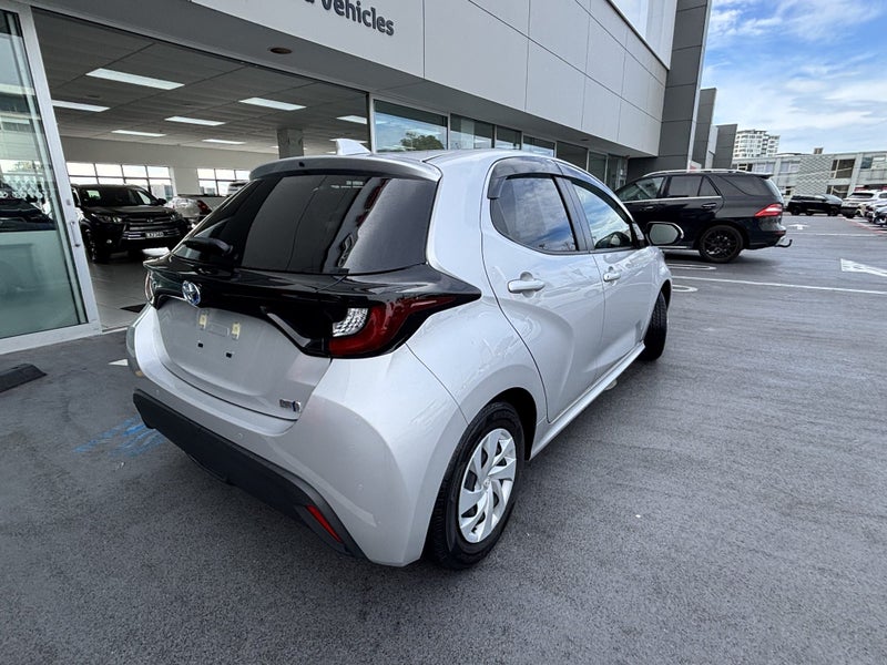 2021 Toyota Yaris 1.5 Hybrid X image 3