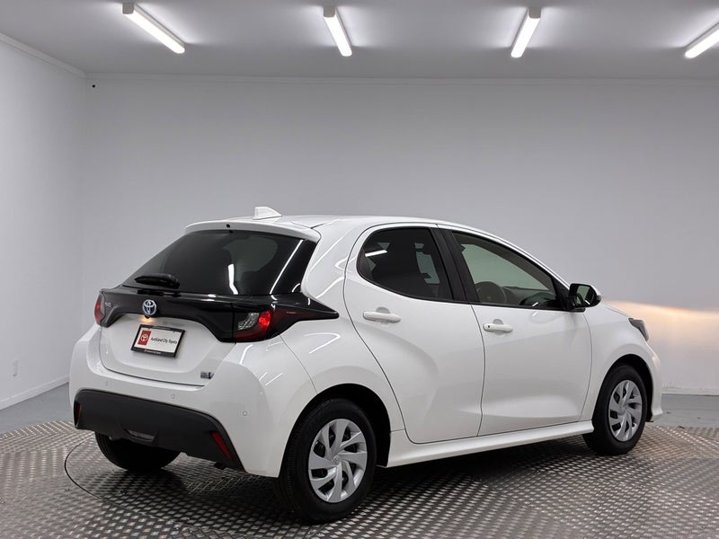 2021 Toyota Yaris 1.5 Hybrid X image 3