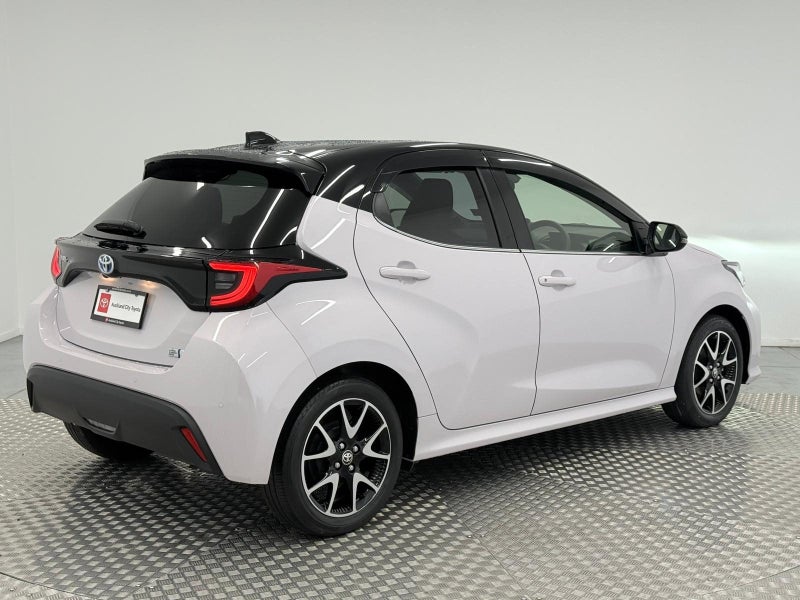 2021 Toyota Yaris 1.5 Hybrid Z image 3