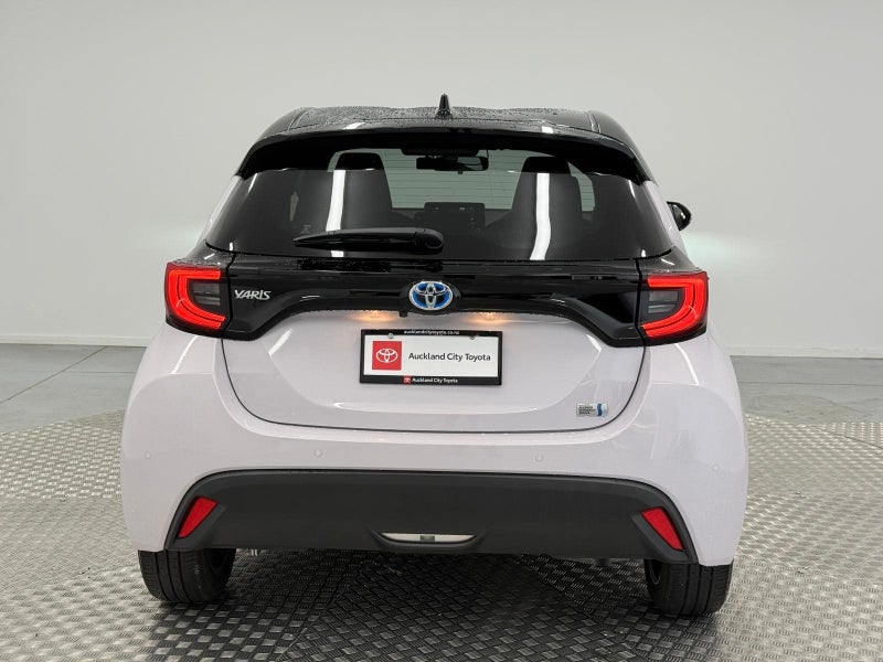 2021 Toyota Yaris 1.5 Hybrid Z image 4