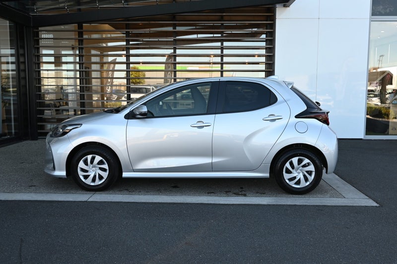 2021 Toyota Yaris 1.5 Petrol Hybrid X FWD Hatch... image 3