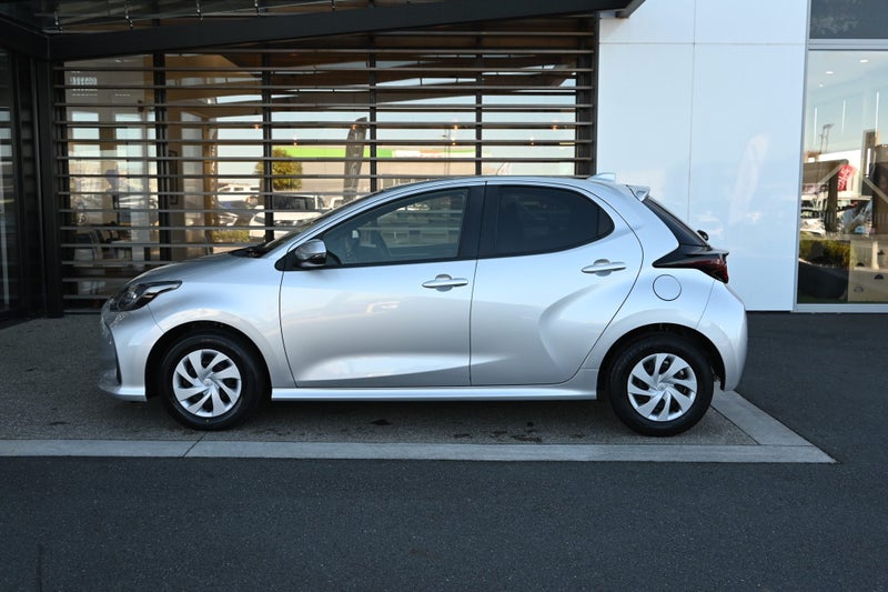 2021 Toyota Yaris 1.5 Petrol Hybrid X FWD Hatch... image 3