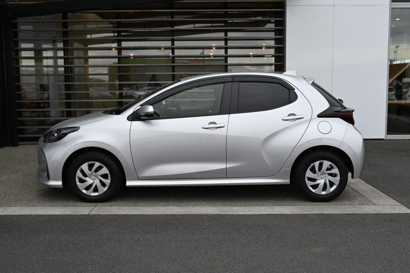 2021 Toyota Yaris 1.5 Petrol Hybrid X FWD Hatch... image 3
