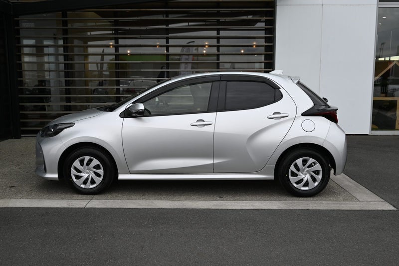 2021 Toyota Yaris 1.5 Petrol Hybrid X FWD Hatch... image 3