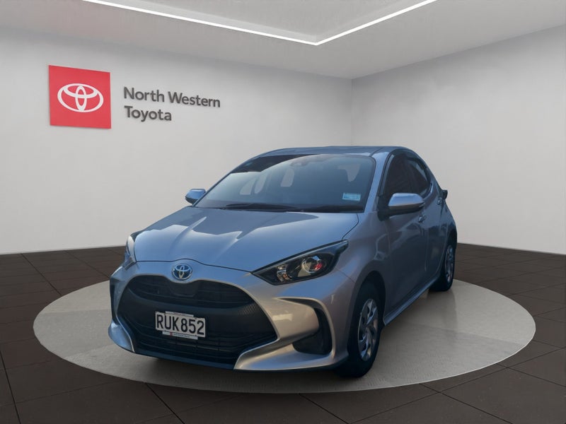 2021 Toyota Yaris 1.5L Hybrid FWD Hatchback image 3