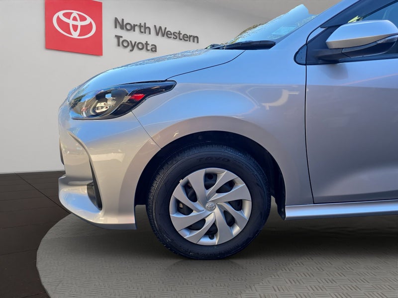 2021 Toyota Yaris 1.5L Hybrid FWD Hatchback image 5