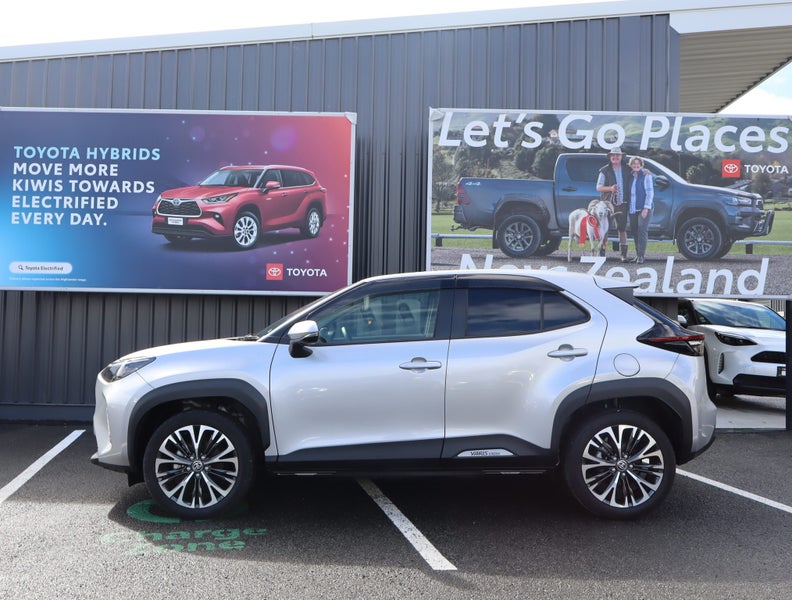 2021 Toyota Yaris Cross 1.5 Hybrid Z 5 Dr SUV C... image 3