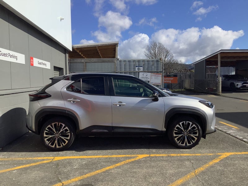 2021 Toyota Yaris Cross 1.5 Hybrid Z SUV image 3