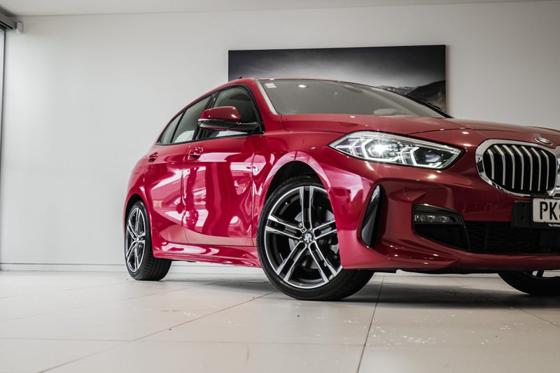 2022 BMW 118i 1.5PT/7AT image 2