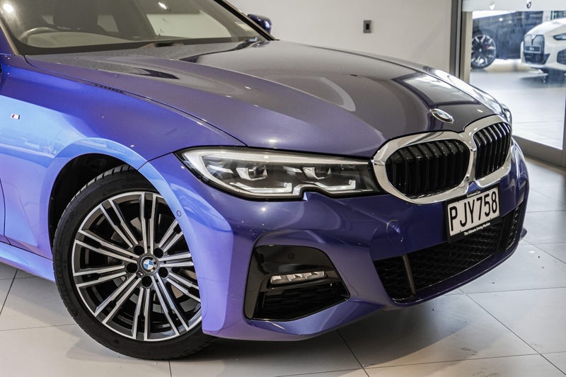 2022 BMW 320i Sedan M Sport image 3