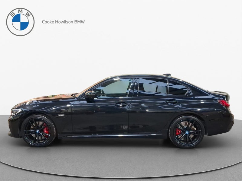 2022 BMW 330e M Sport + Innovations image 4