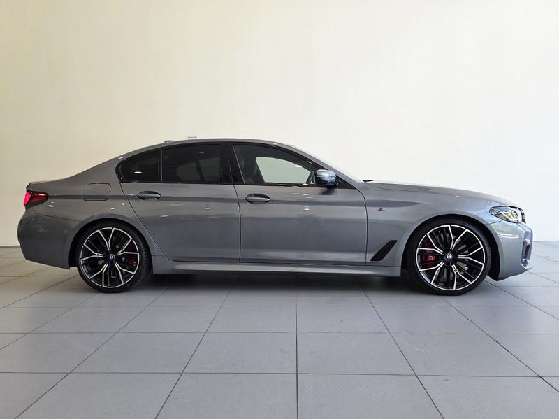 2022 BMW M550i xDrive Sedan M Performance image 3