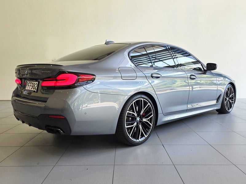 2022 BMW M550i xDrive Sedan M Performance image 4