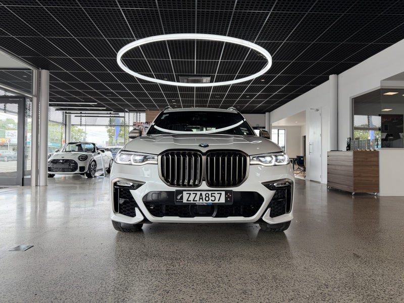 2022 BMW X7 M50d M Performance image 2