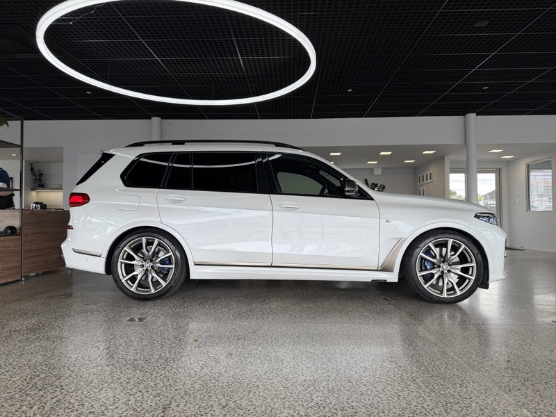 2022 BMW X7 M50d M Performance image 3
