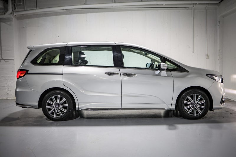 2022 Honda Odyssey Touring image 3