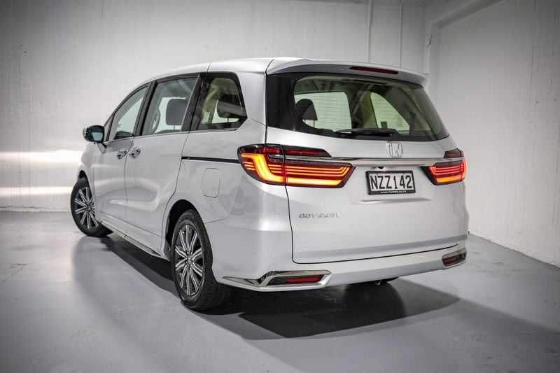 2022 Honda Odyssey Touring image 5