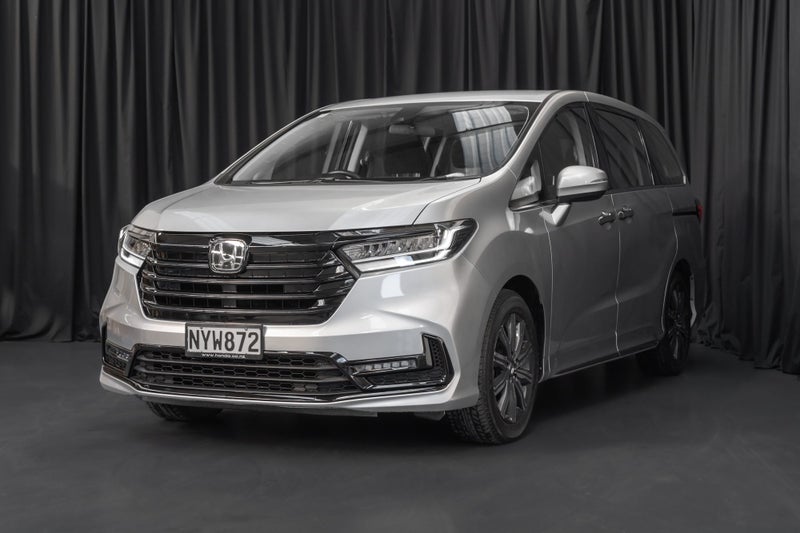 2022 Honda Odyssey Touring Automatic image 3