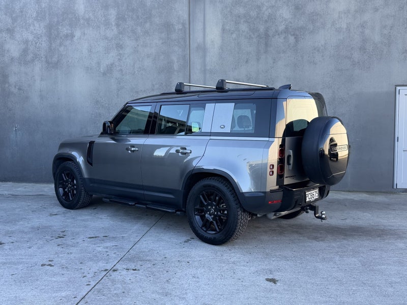 2022 Land Rover Defender 110 D300 SE image 2