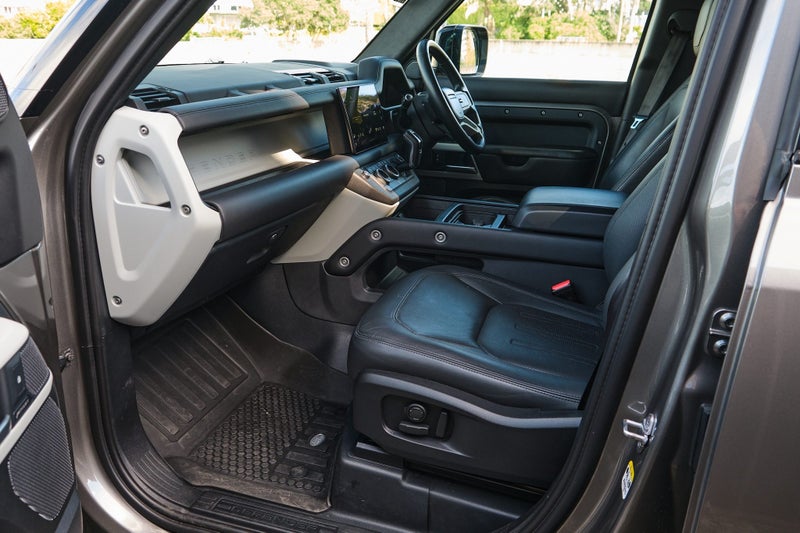 2022 Land Rover Defender 110 P400 HSE image 4