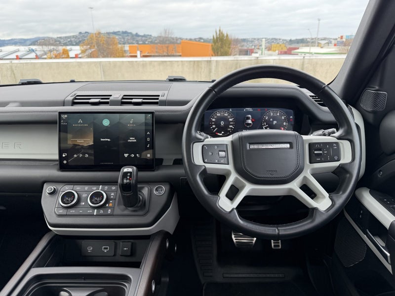 2022 Land Rover Defender 110 P400 HSE image 3