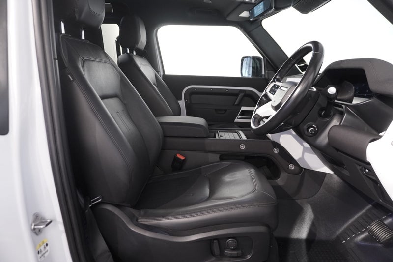 2022 Land Rover Defender 90 D240 SE, 4WD, 3.5T... image 5