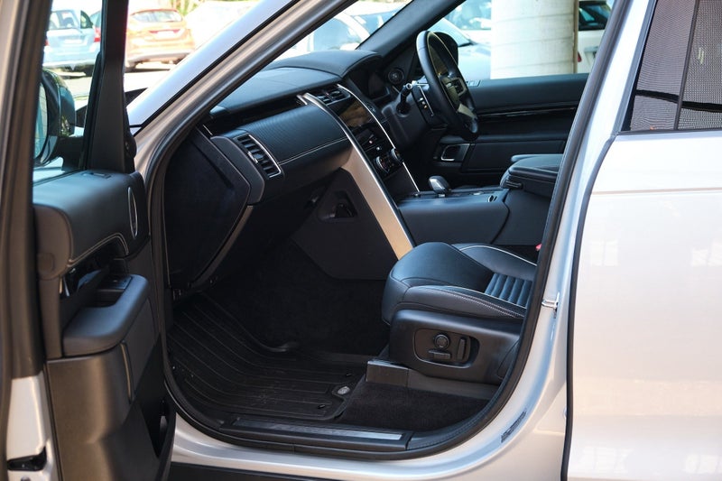 2022 Land Rover Discovery D300 Metropolitan Edi... image 3