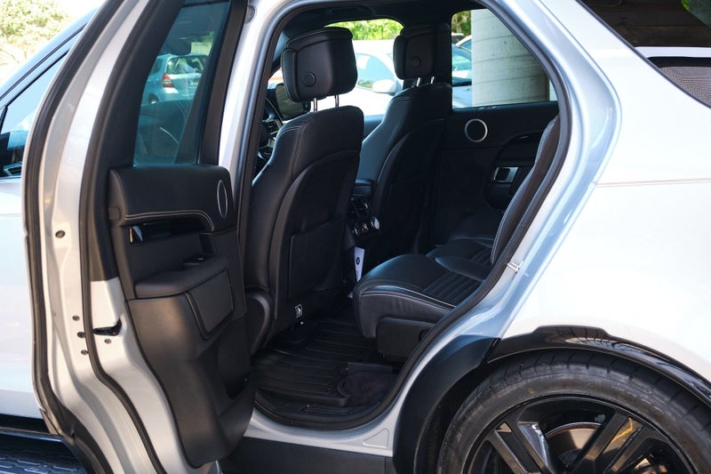 2022 Land Rover Discovery D300 Metropolitan Edi... image 5