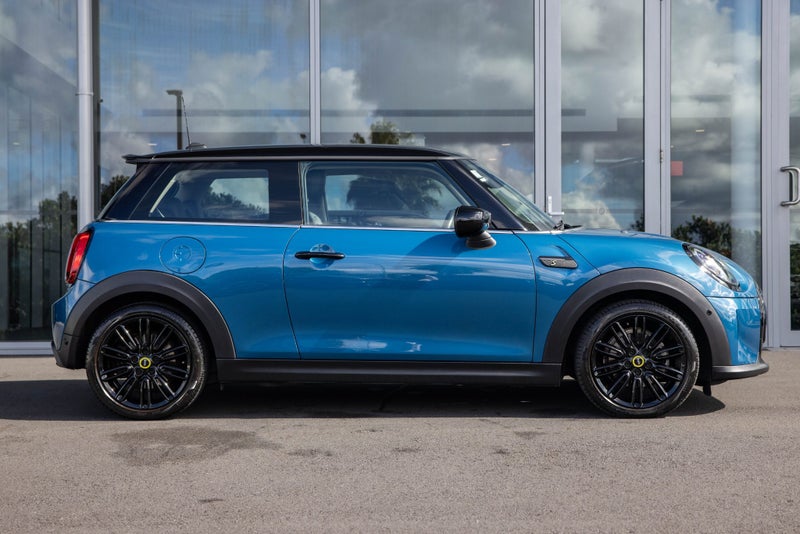 2022 MINI Cooper SE 3 Door Full Electric Classic image 3
