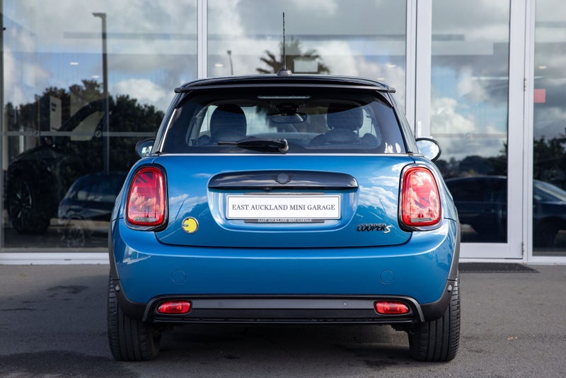 2022 MINI Cooper SE 3 Door Full Electric Classic image 4