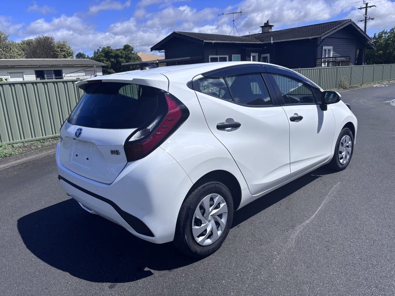 2022 Toyota Aqua 1.5 Hybrid B 5 Dr Hatch CVT 2W... image 3