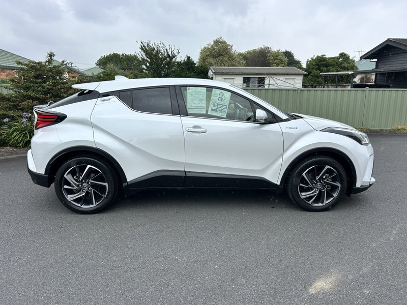 2022 Toyota C-HR Limited 1.8P HV ECVT FWD SUV/5... image 2