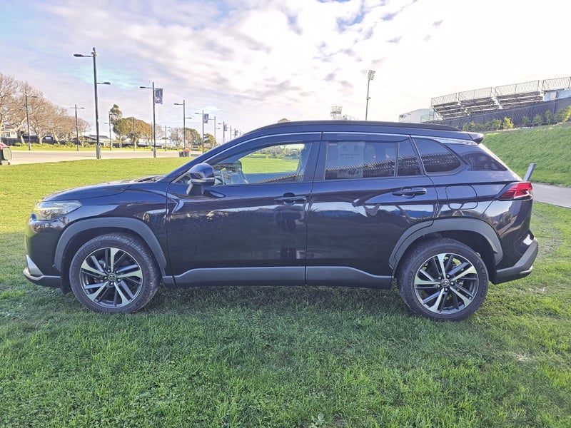 2022 Toyota Corolla Cross 1.8 Hybrid Z SUV - Ce... image 5