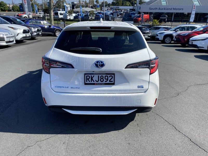 2022 Toyota Corolla Touring 1.8 Hybrid image 3